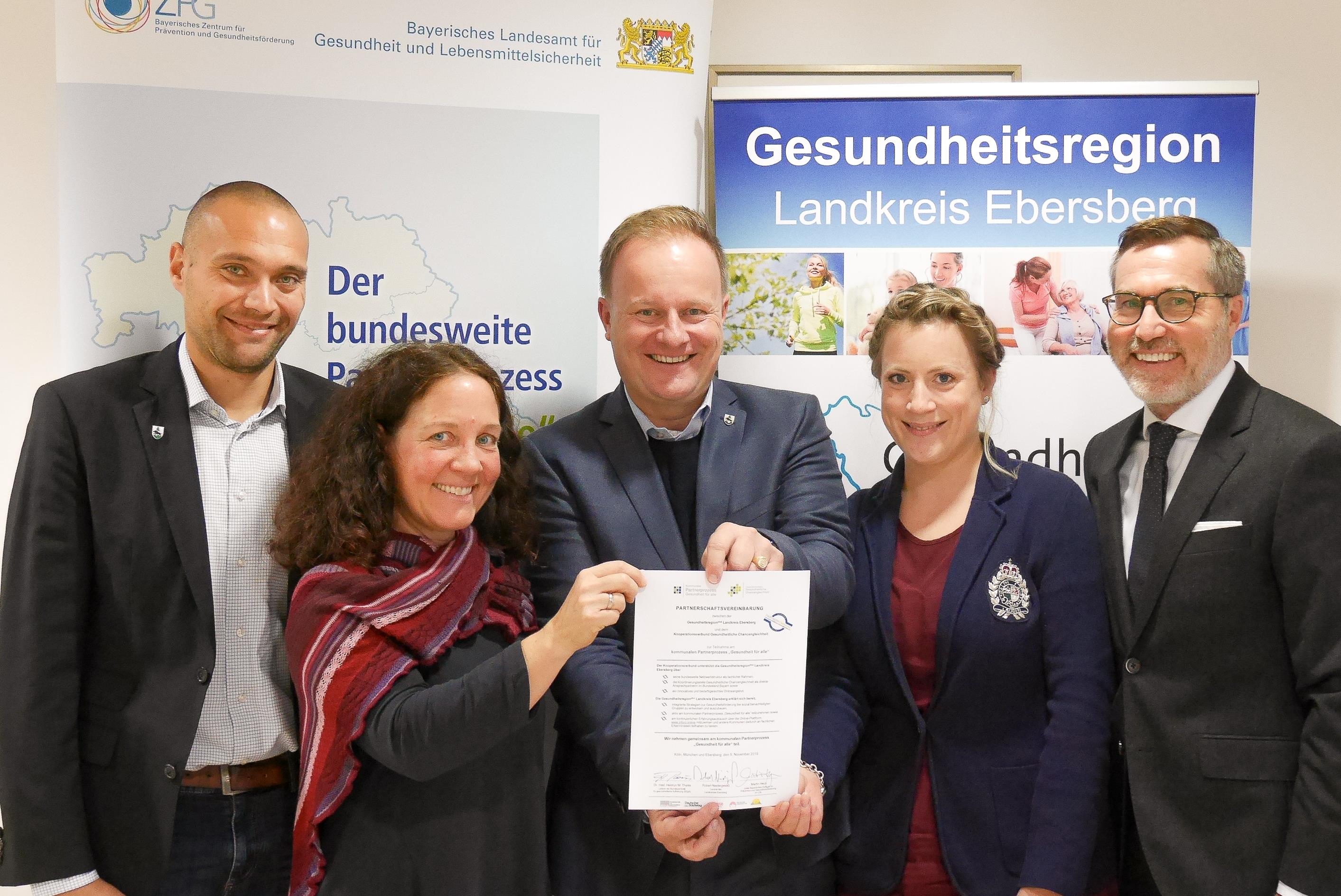 Vertragsunterzeichnung der Partnerschaftsvereinbarung Leider haben wir keinen Alternativtext zu diesem Bild, aber wir arbeiten daran.