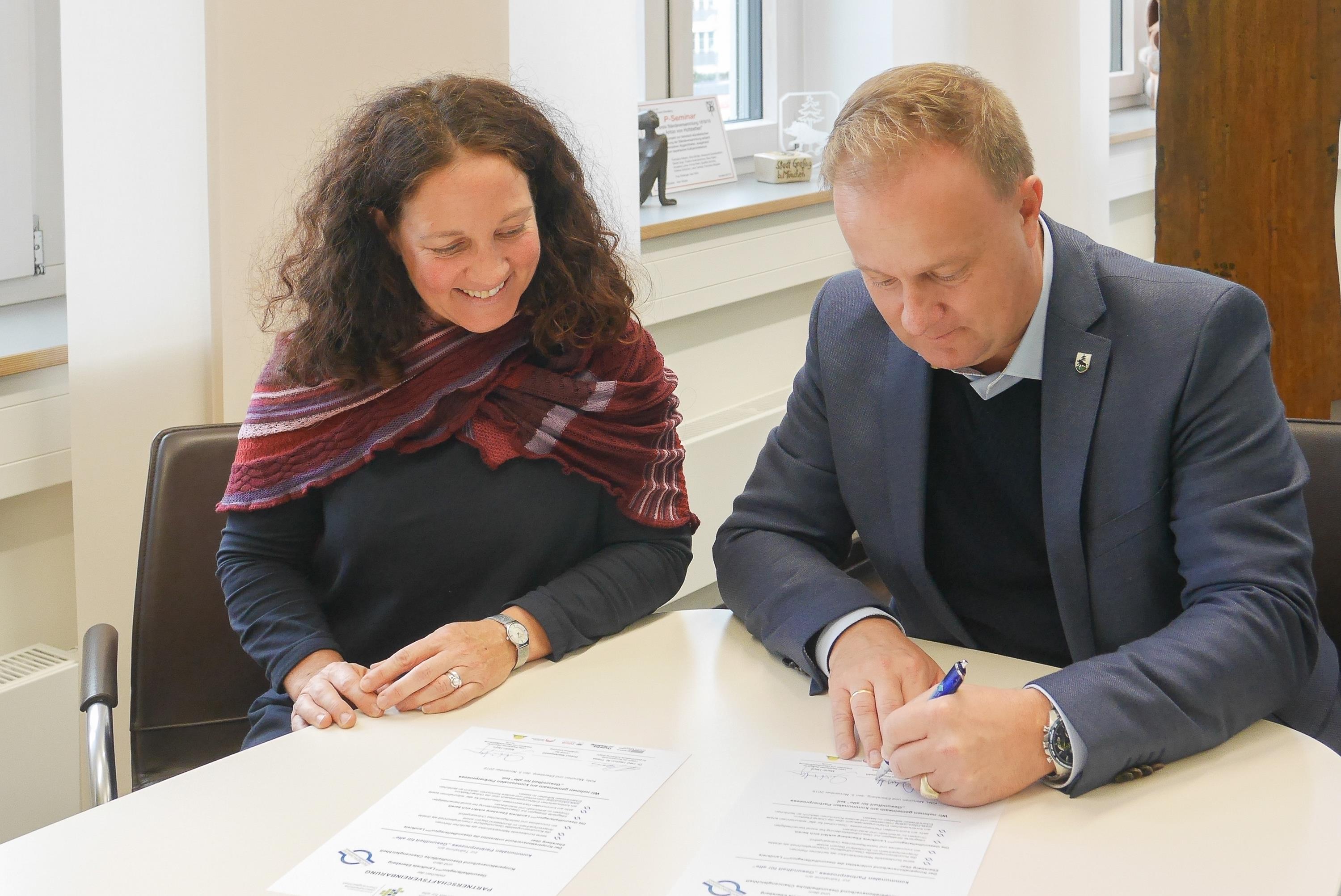 Vertragsunterzeichnung der Partnerschaftsvereinbarung Leider haben wir keinen Alternativtext zu diesem Bild, aber wir arbeiten daran.